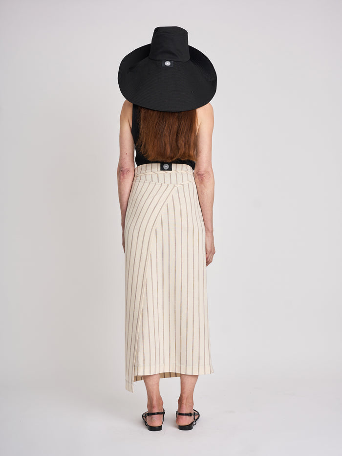 The Lucie Marquis 'Dylan Sunhat' is a wide brimmed sun hat made from high quality cotton twill with heavy topstitching and a wooden block cord end. Inspired by the iconic spirit of Bob Dylan and the bold essence of Georgia O'Keeffe, the sun hat embodies timeless style with a subtle nod to the 70s and a touch of cowboy charm. Perfect for shielding from the sun, it's the ideal accessory for your travel adventures.